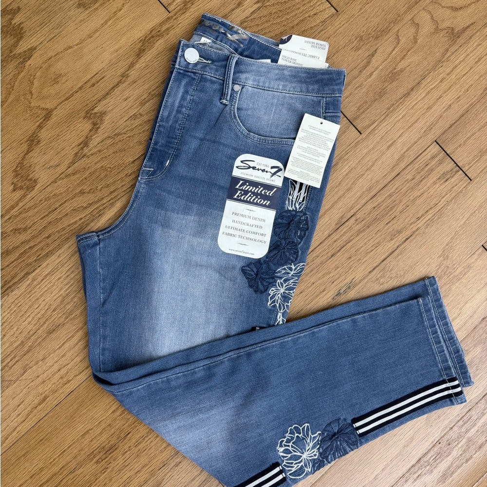 Seven7 Women's Medium Blue Embroidered Cropped Jeans